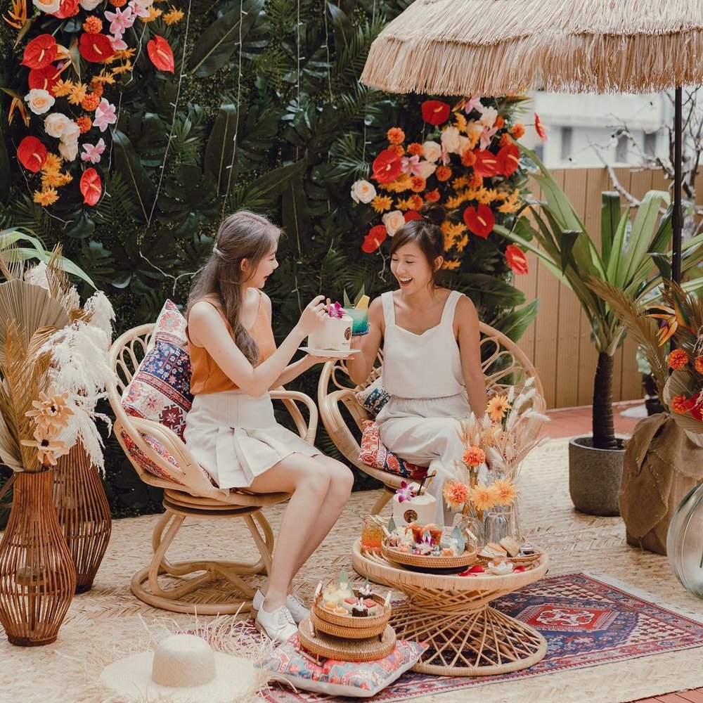 走過精心設計的七彩花花隧道，主子都心花奴放。(Instagram @morokok_hk)