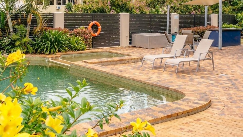 Freshen up after a tiring day by the pool! Credits: @cairnsqueenslander