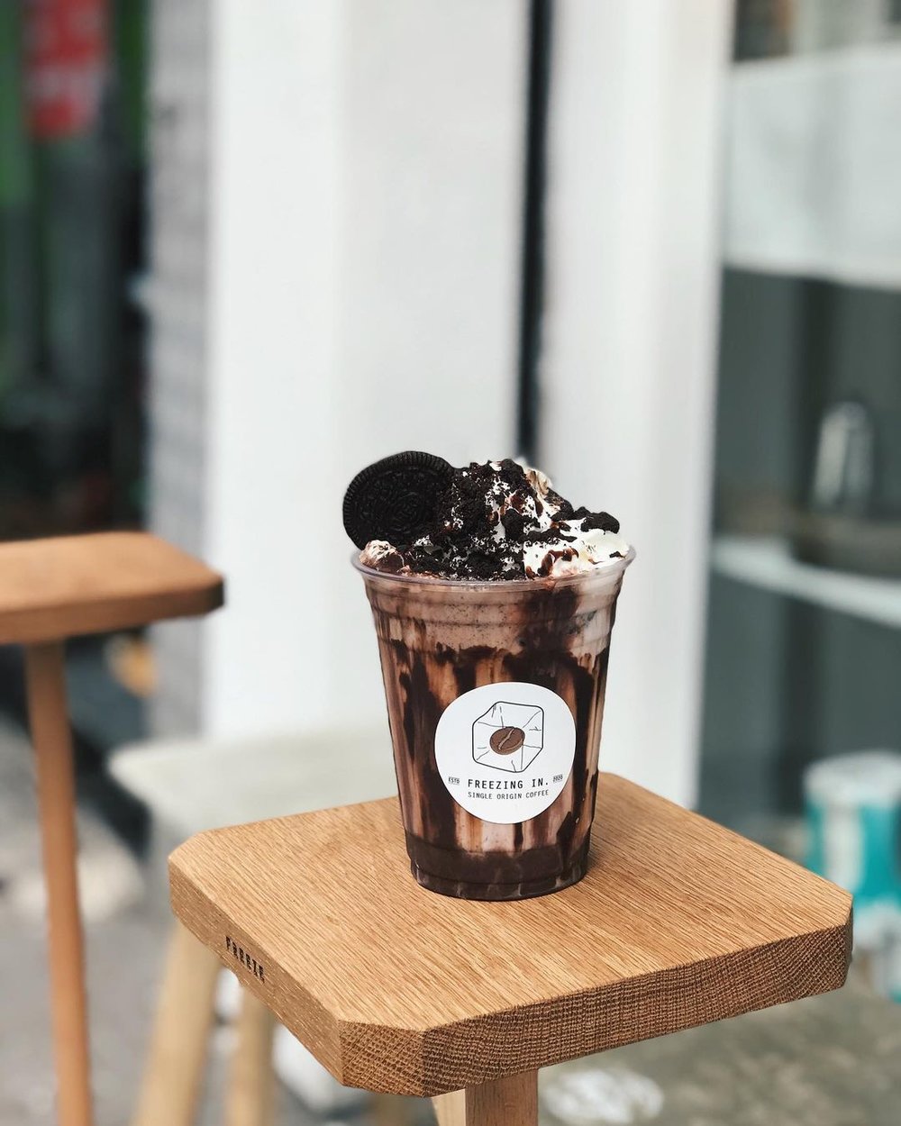 Chocolate Monster以特濃朱古力配新鮮牛乳,綿密的忌廉、朱古力醬、和Oreo餅碎,再肥都吸引!(Instagram @freezing_in)