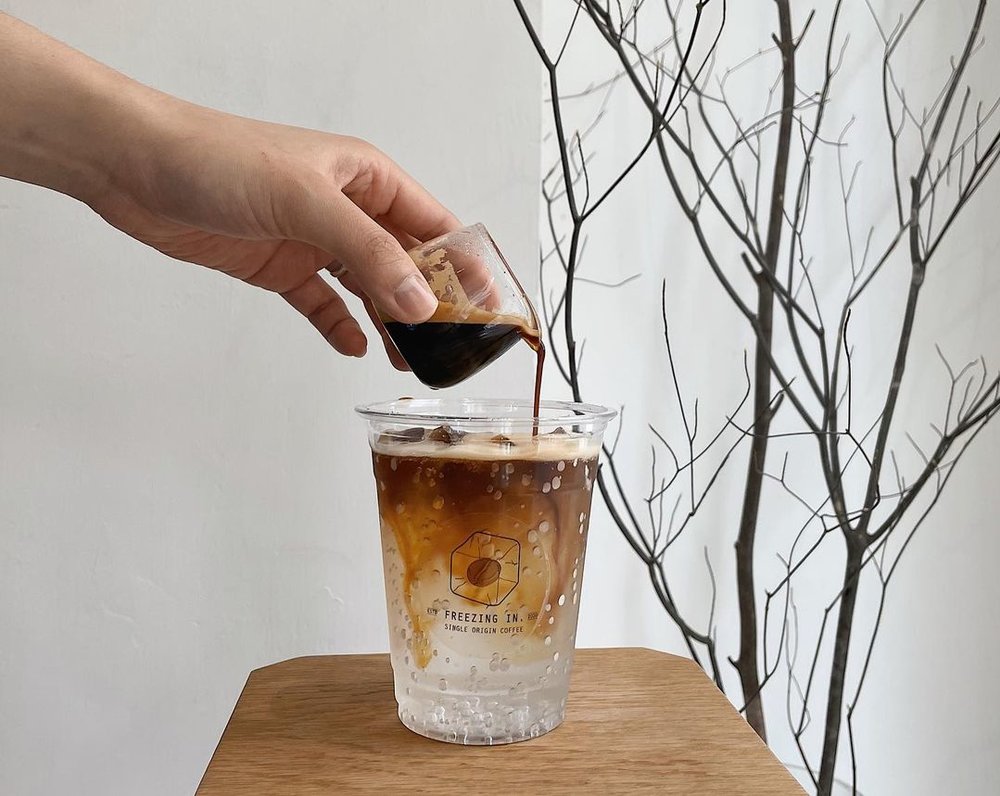 以三款產地的咖啡豆手壓espresso配汽泡水,不但顏色好看,入口帶酸甜香氣,很解暑!(Instagram @freezing_in)