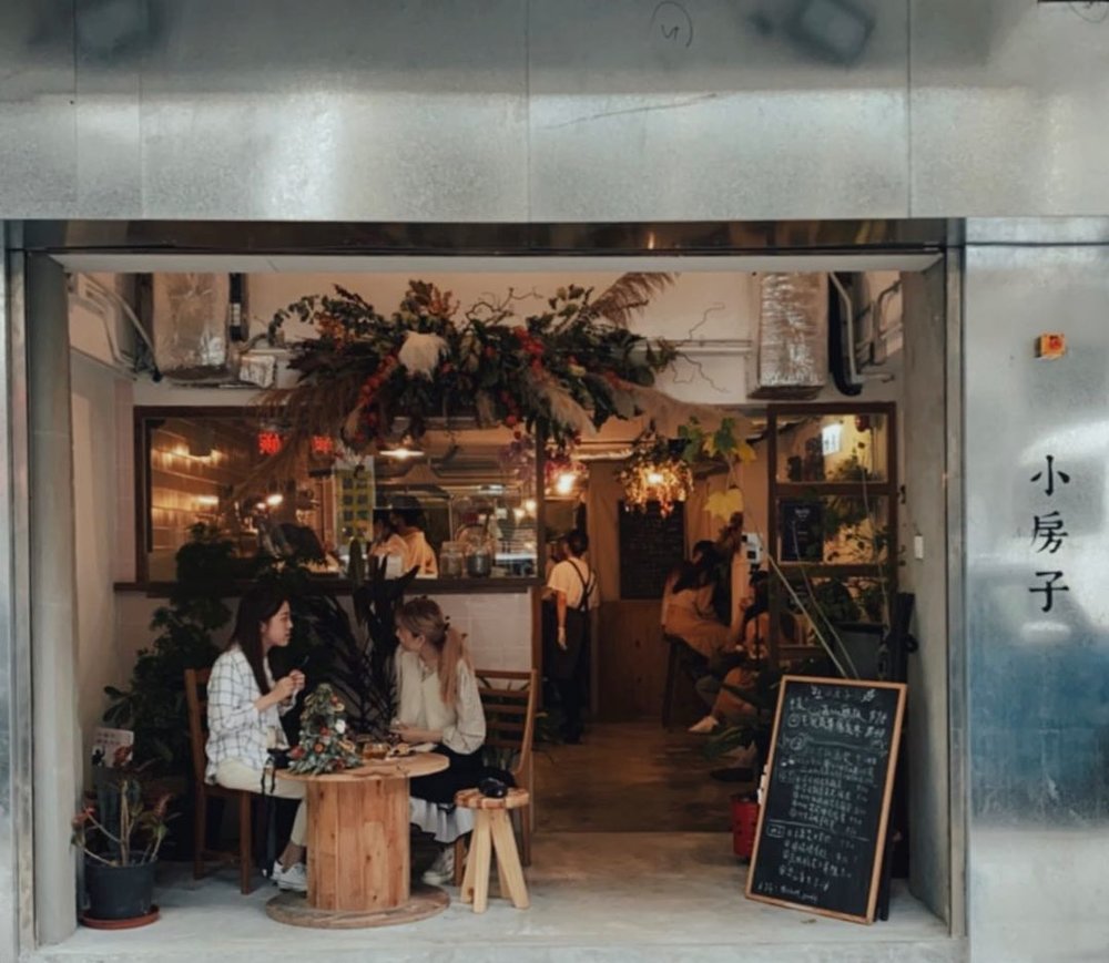 咖啡店以木系和乾花為主調。(Instagram @thehut_prff)