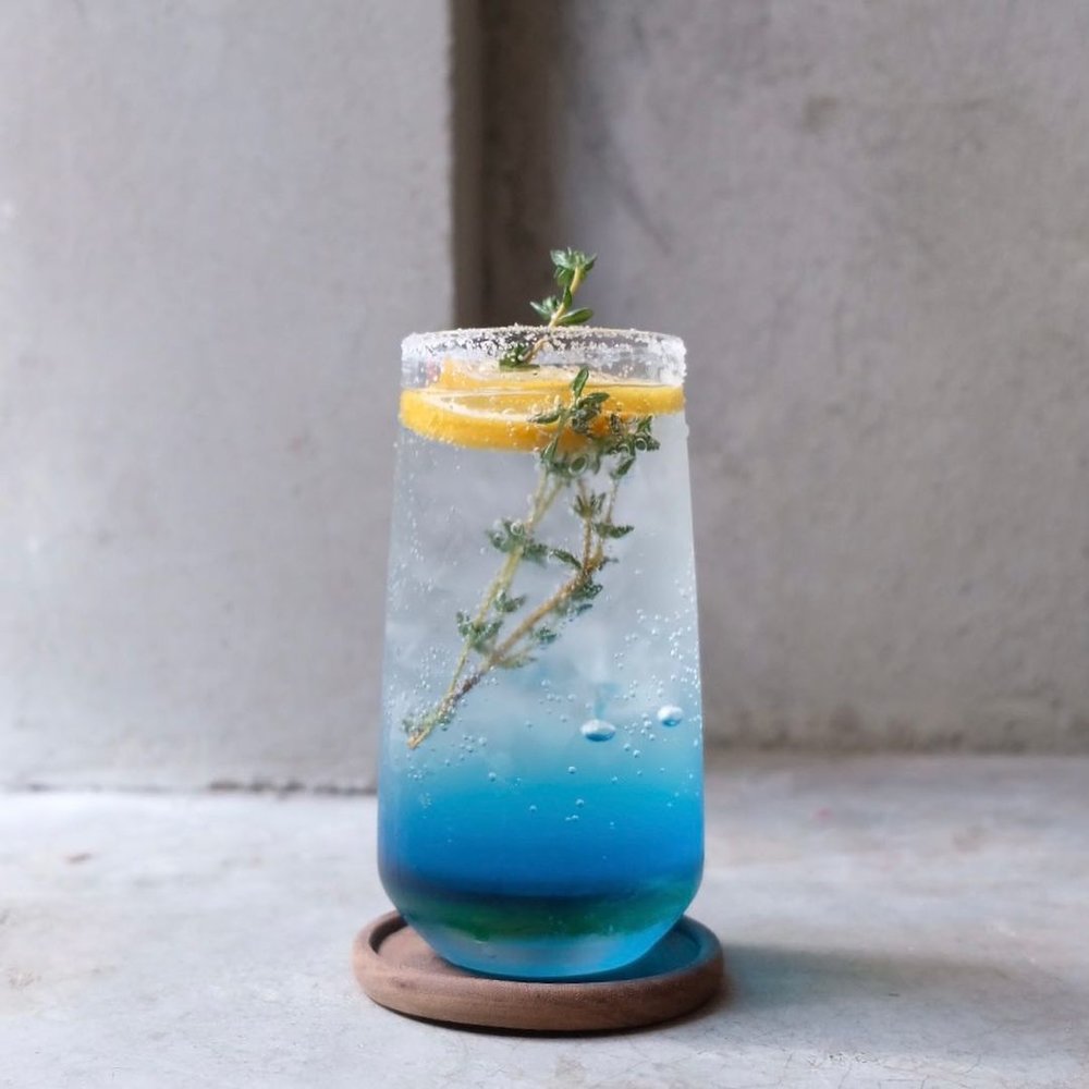 以自家漬製檸檬汁及檸檬片炮製的海洋檸檬特飲,顏色極美。(Instagram @thehut_prff)