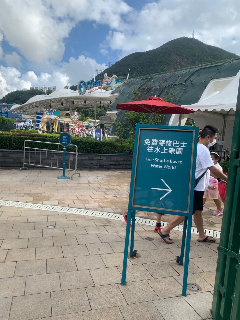 海洋公園正門即可乘搭免費接駁巴士前往水上樂園。