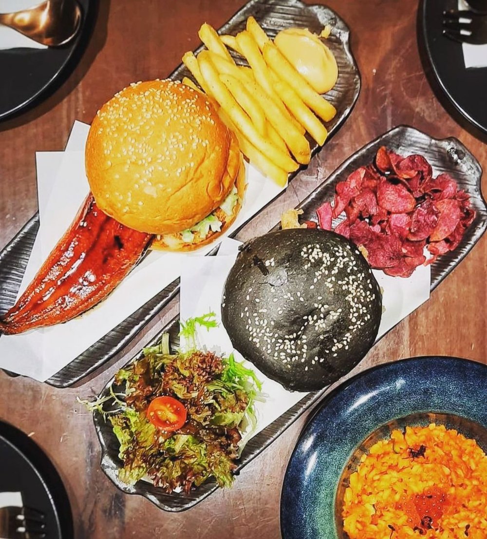 小店的漢堡甚有特色,像原條蒲燒鰻魚漢堡、軟殻蟹竹炭漢堡等。(Instagram @nomad.iza)