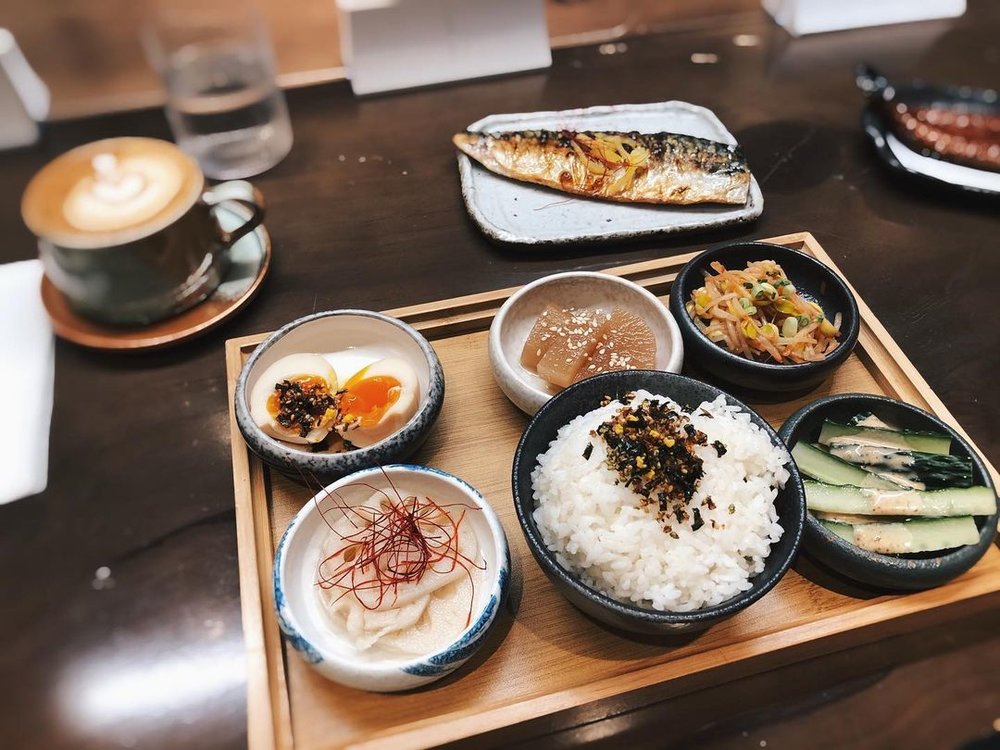 鯖魚定食的配菜很豐富。(Instagram @sltw.kofe)