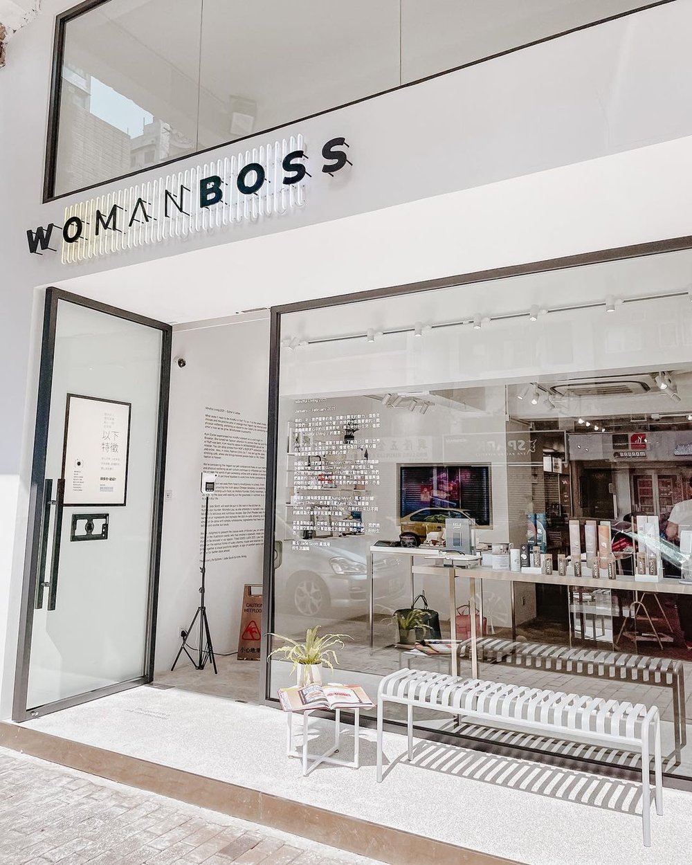 整個空間很闊落,店舖前面屬選物店,入內才是Café,二樓則為展覽廳。(Instagram @foodiary.hk)