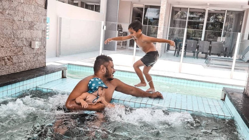 Family holidays mean fun swim time! Credits: @betharielle