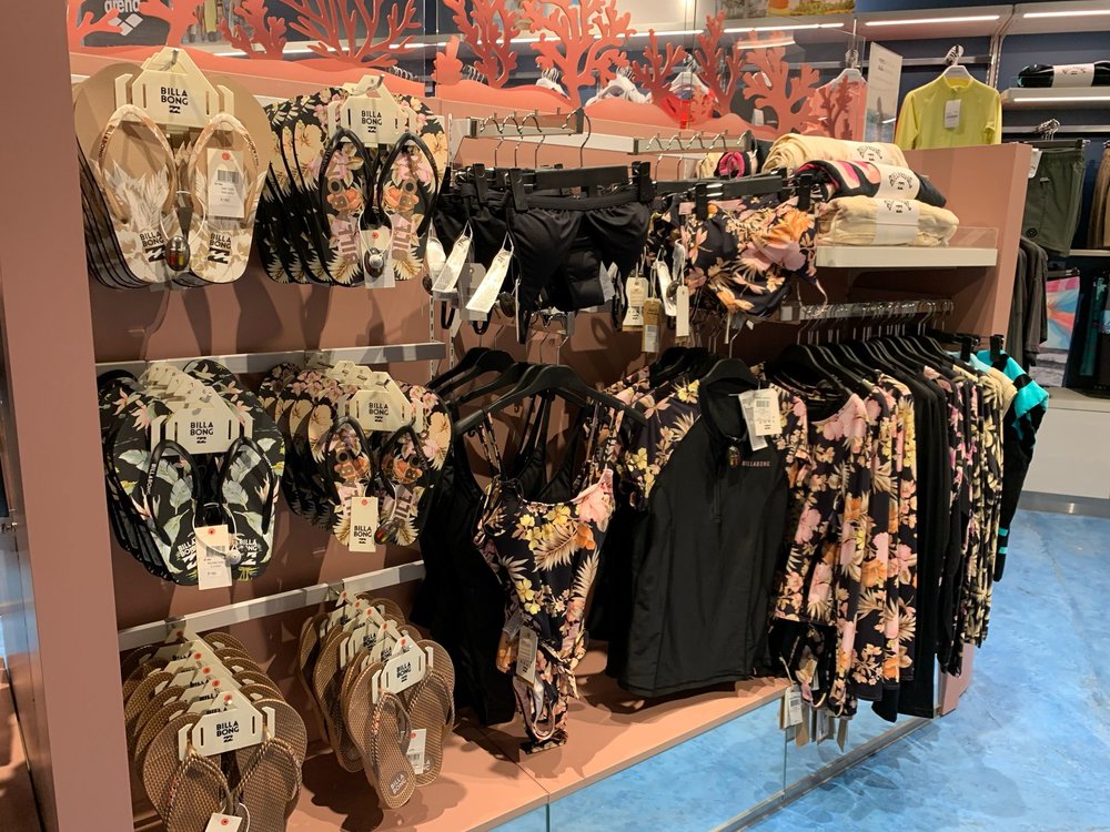 海洋公園 水上樂園 現場亦有售賣來自澳洲品牌的泳裝 想臨時換新泳衣示人亦非常方便