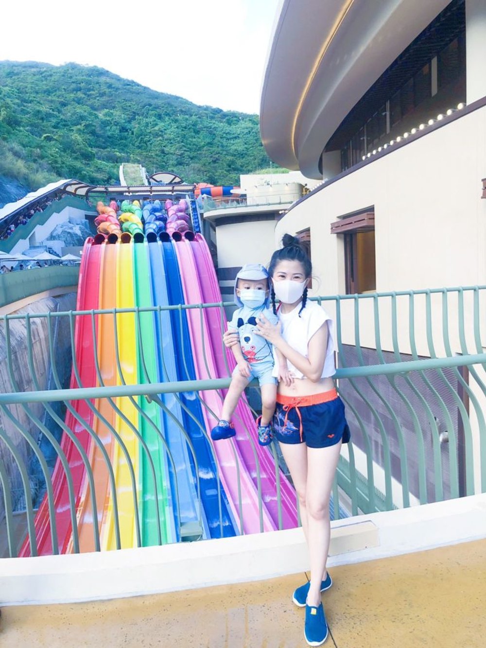 八彩天梯前的欄杆絕對是水上樂園人人必到的打卡位