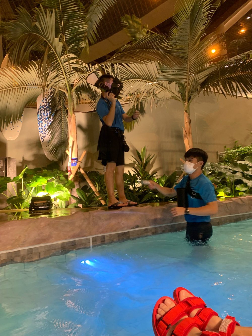 漂流探秘的中間會有攝影師拍照 可於之後的買回照片 