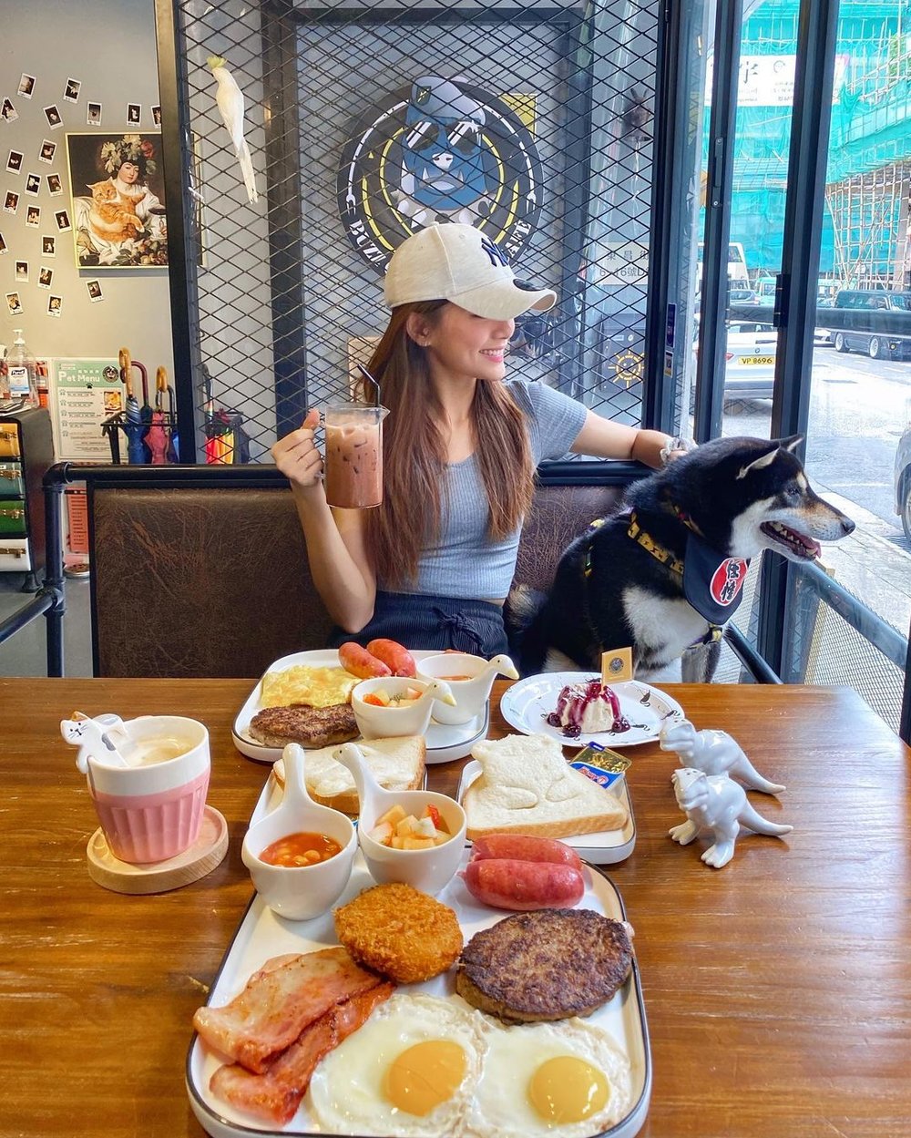 餐廳環境走輕工業風，食物除了西式食物外，晚上亦有多款串燒。(Instagram @blairelam)