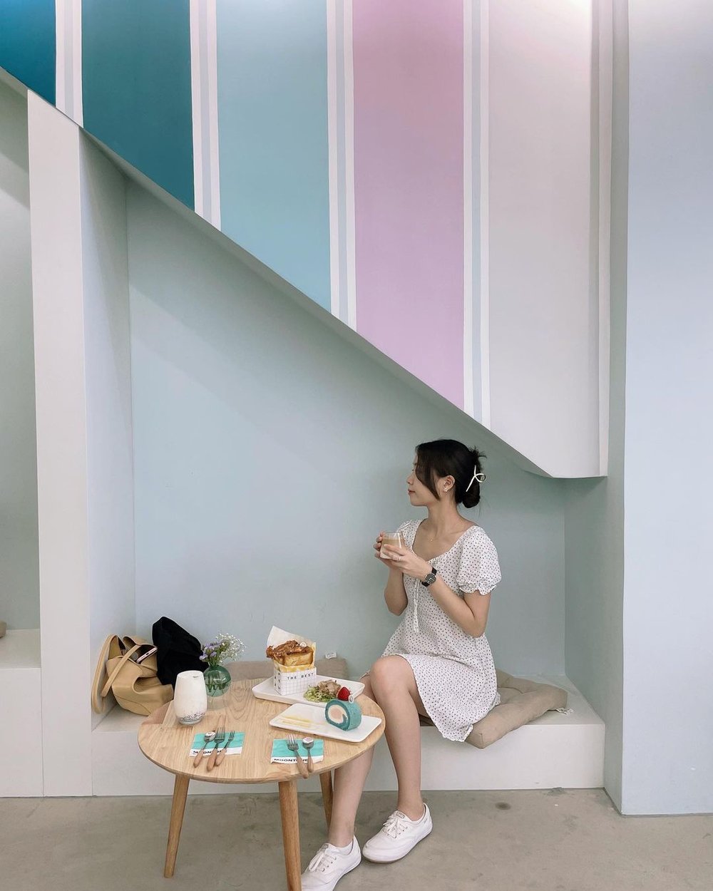 顏色牆是店內最受歡迎的打卡位，配以色彩突出的鹹甜點，成為IG人氣店。(Instagram @tungtunglam)