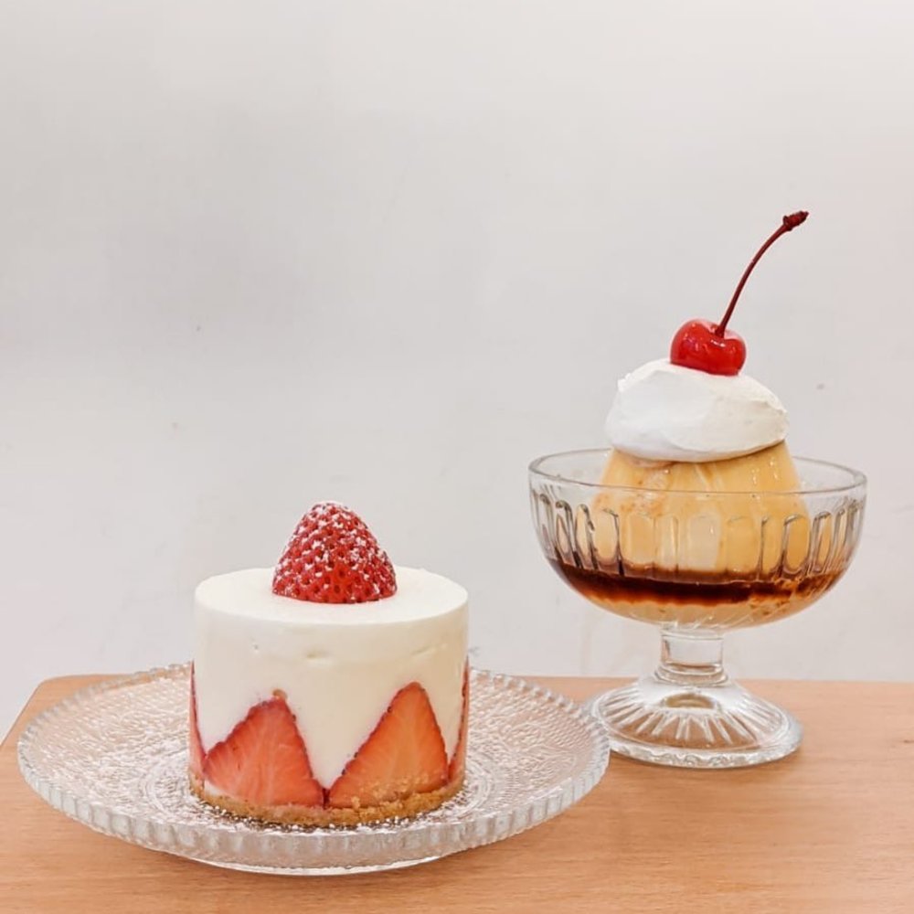 草莓忌廉奶油蛋糕及焦糖布丁,精美得像日本餐廳外的食物模型。(Instagram @yukiyuoikiu)