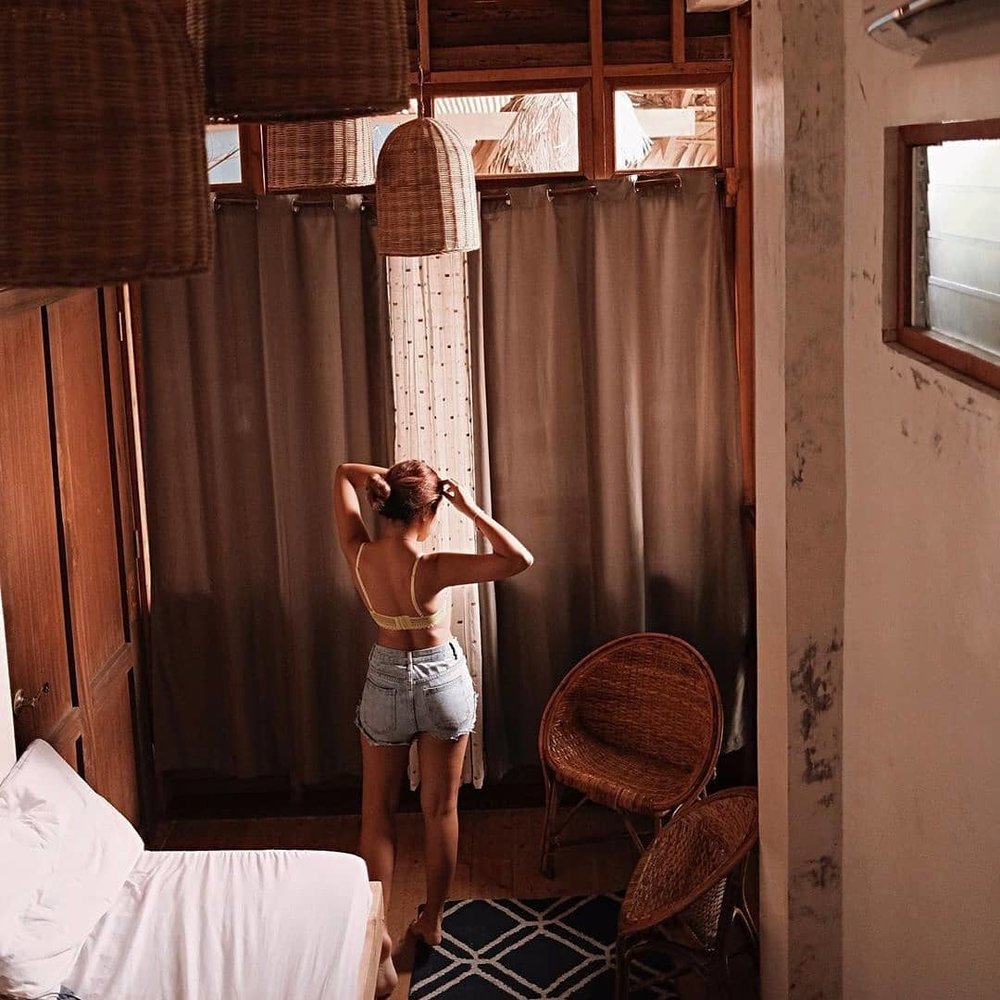 girl in alon and sandy room