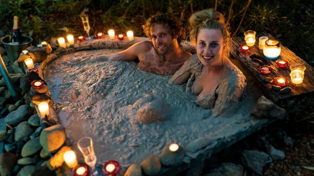 Sit back and relax at the mud baths in Wollemi Wilderness Treehouse. Image credit: @lovecabins