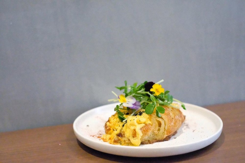 除了咖啡及甜品外,咖啡店亦提供輕食如黑松露炒滑蛋配牛角包。(Instagram @slash.by_)