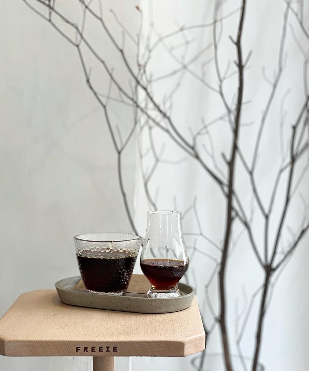 平日較少接觸水泥,用來製作碟子也很實用好看。(Instagram @about_caffeine)