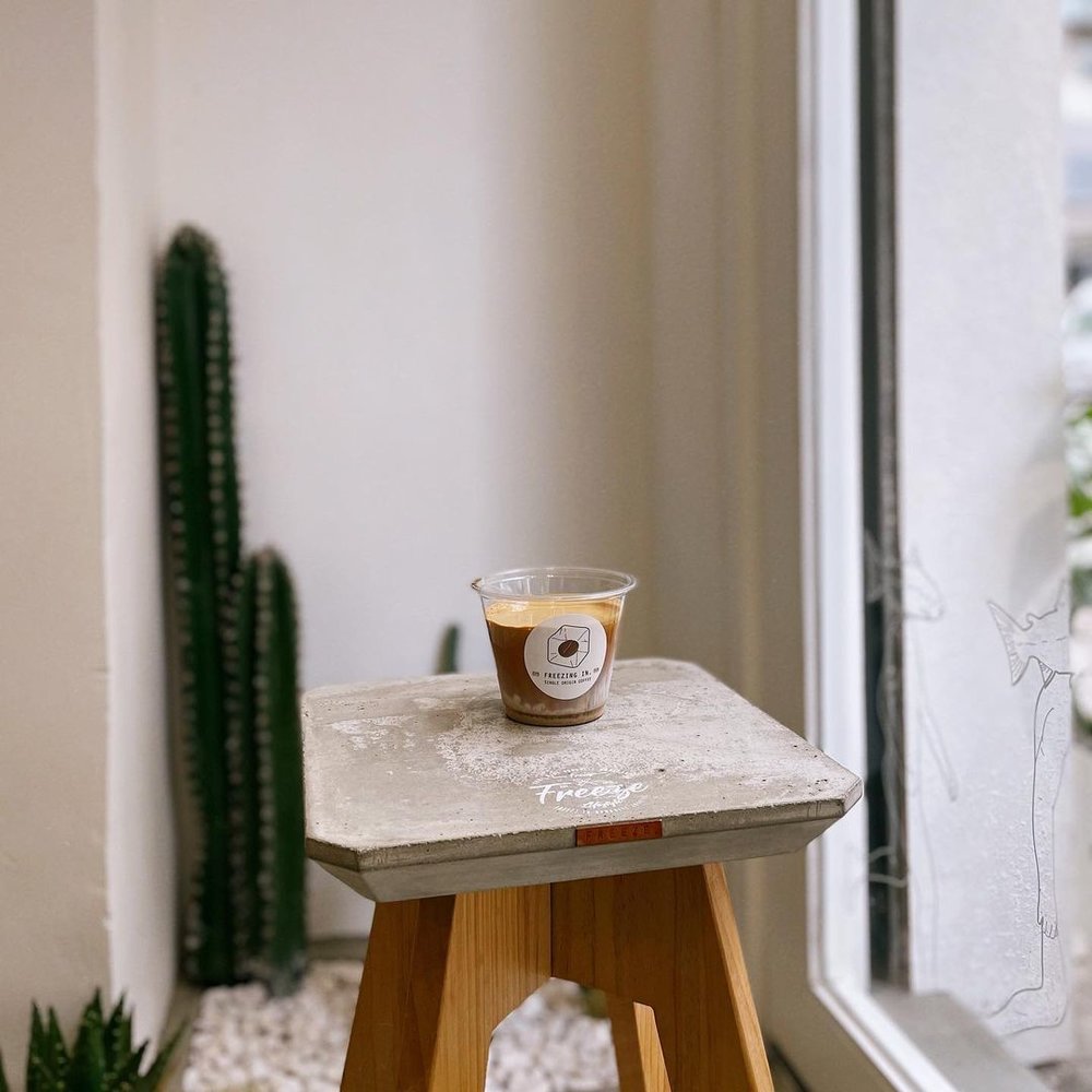 水泥凳亦可用作小茶几,令家居充滿品味。(Instagram @sparkylittlethings_)