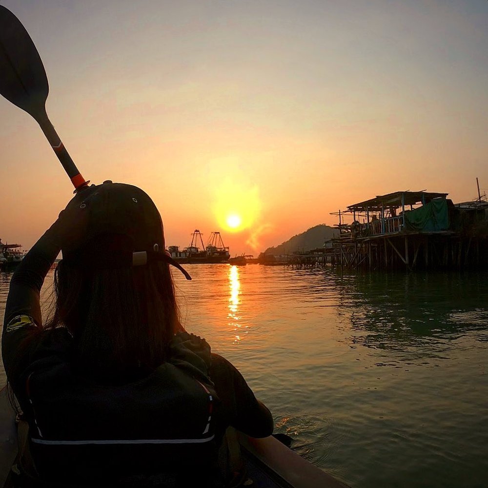 在大澳的棚屋中划艇,打開全新的視角欣賞香港之美。(Instagram @waichung00)