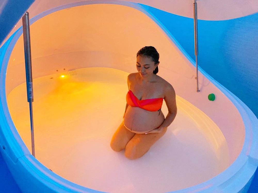 漂浮適合不同年紀甚至孕婦參與。(Instagram @zig.fitmama and @float.co)