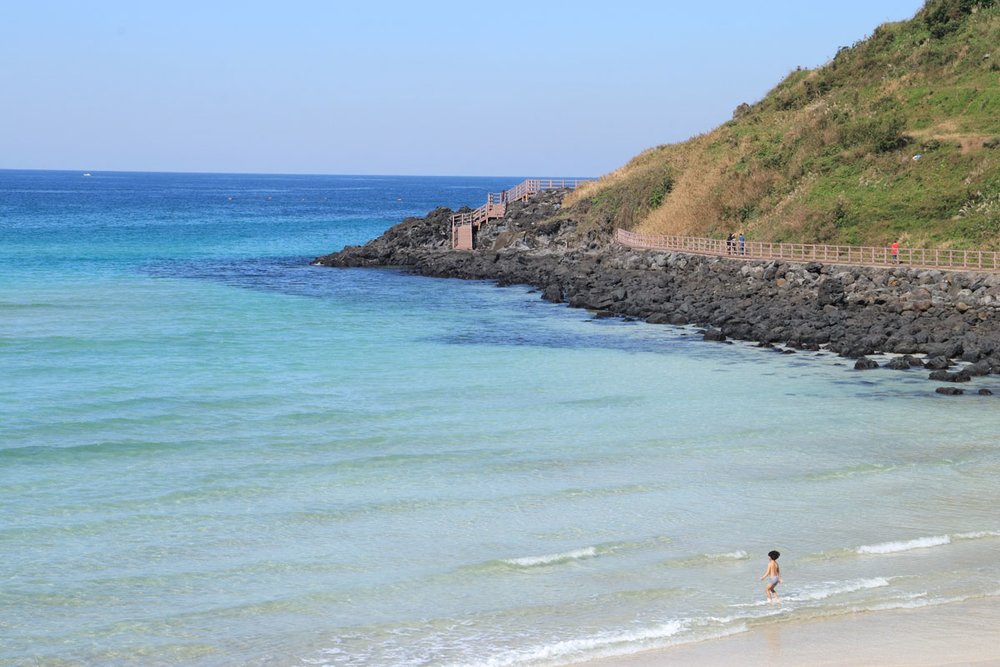 After taking a dip at the Hamdeok Seoubong Beach, you can also explore the many surrounding restaurants and cafés! Image Credits - Jeju Tourism Organization