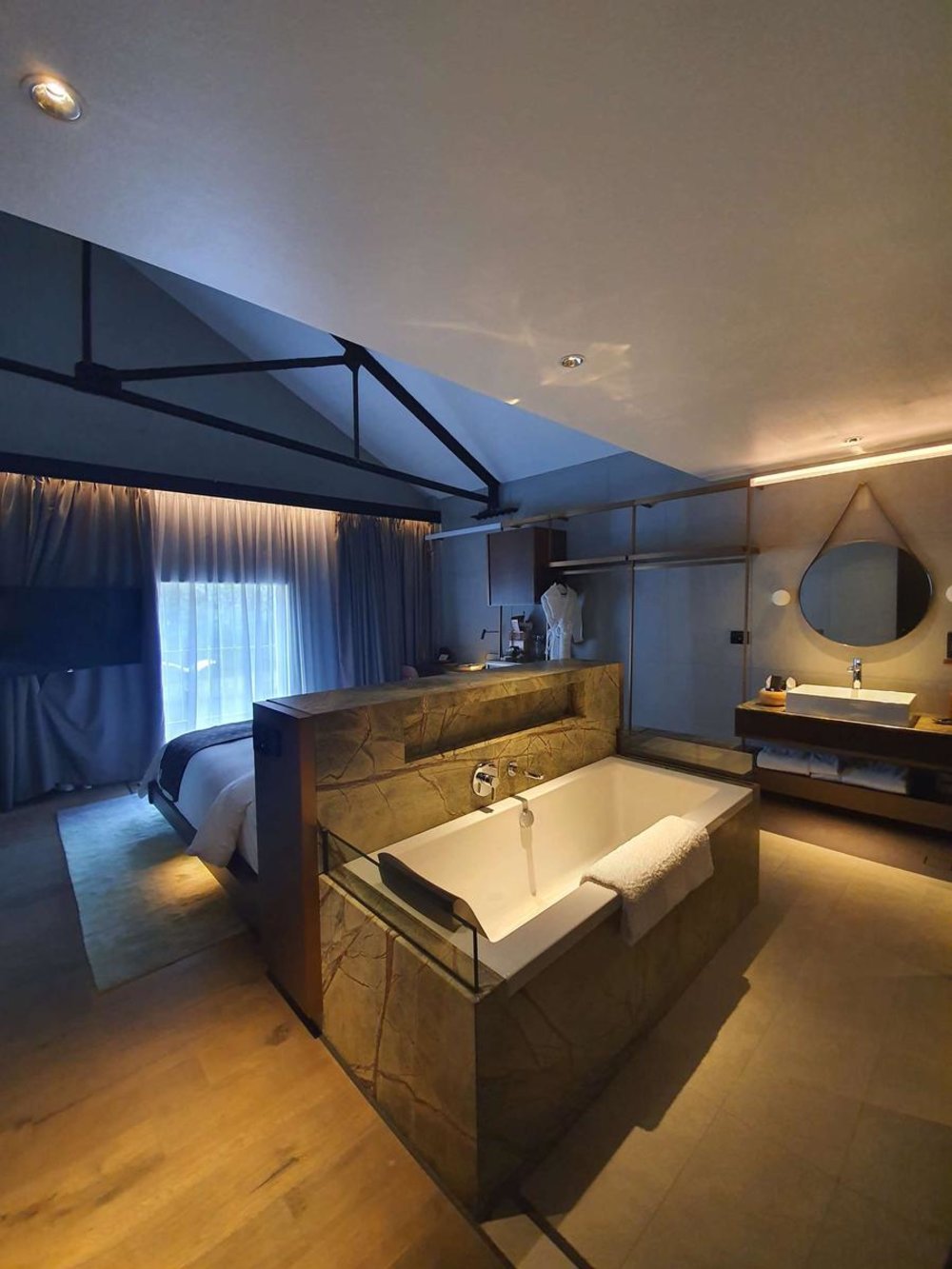 warehouse hotel singpapore bathtub