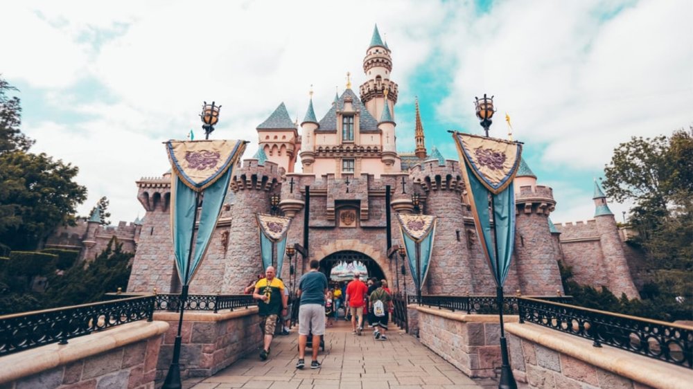 Familiar enough with this castle gate scenic?