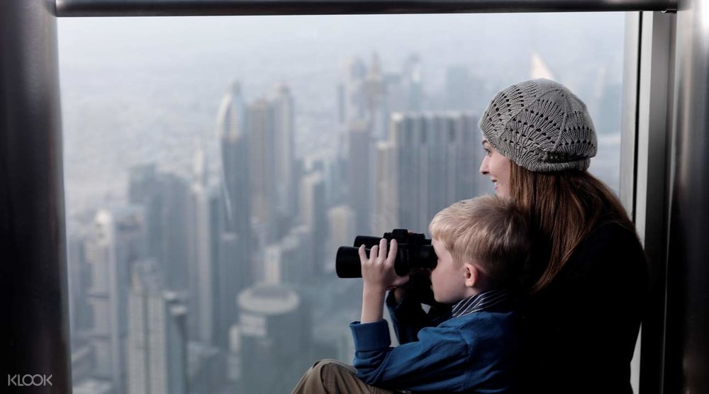 Be amazed by the amazing view up Burj Khalifa!