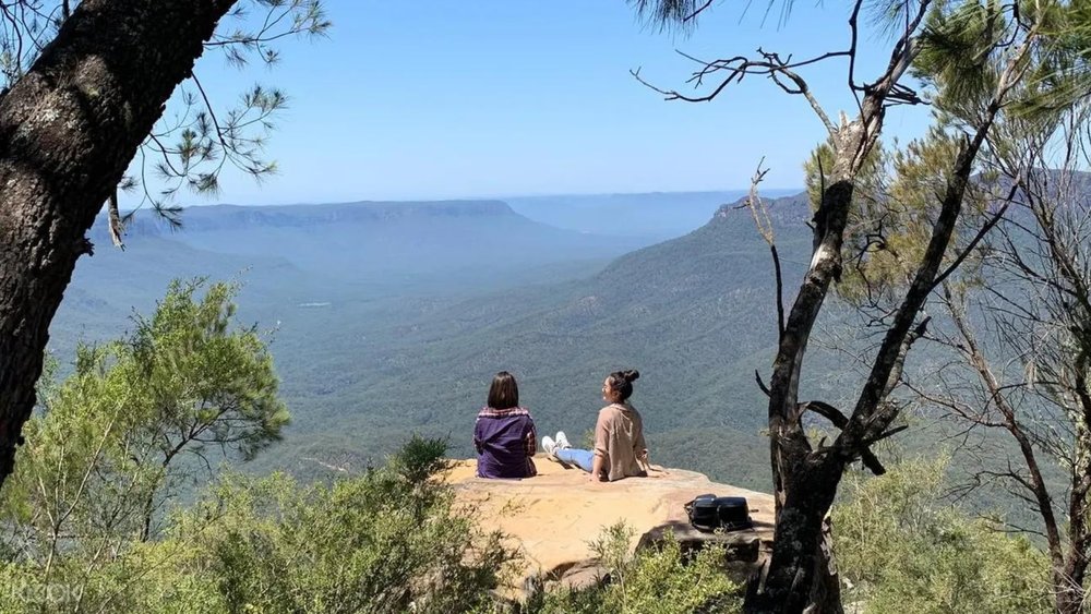 End your day tour with the awe-inspiring sights of the Megalong Valley