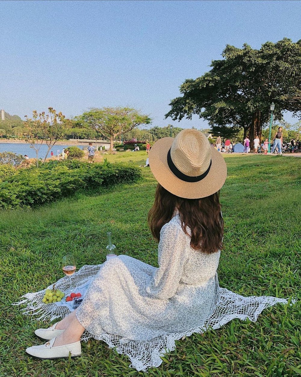 一邊欣賞湖邊景色,一邊在草地上野餐。(Instagram @mirandacheungg)