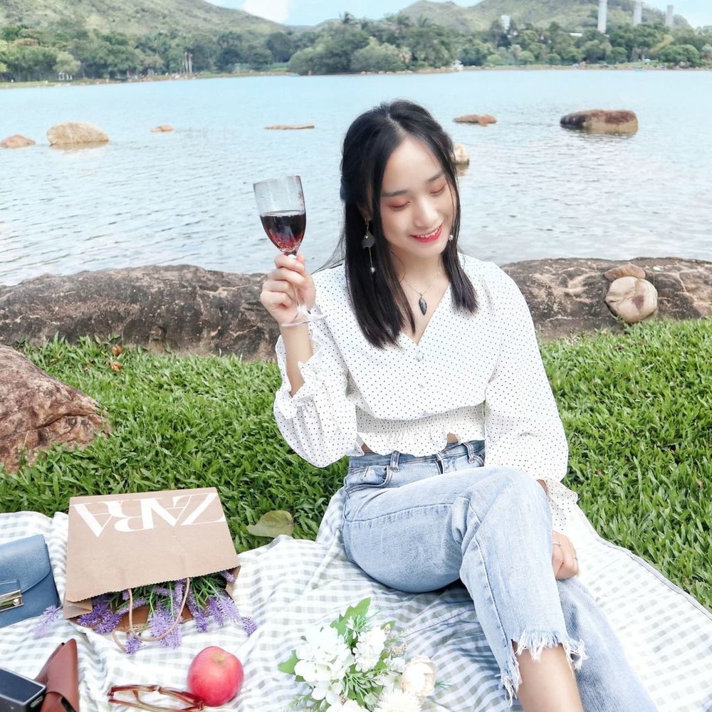 聽著湖水聲,細品手中的紅酒,人生一大樂事!(Instagram @ celinebbbbbbbb)