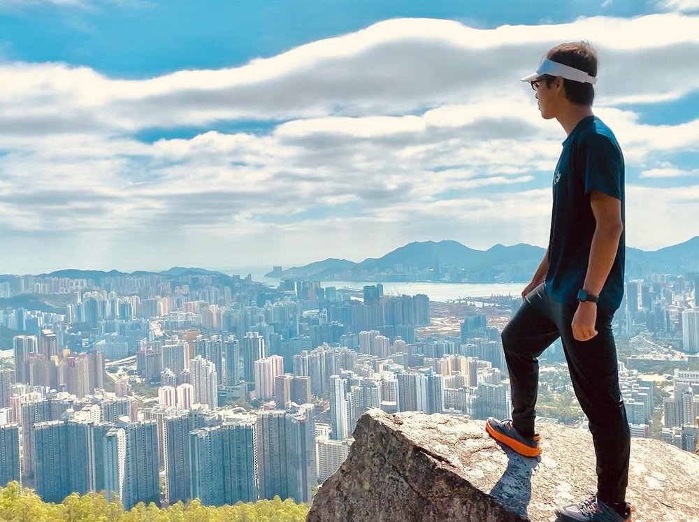 站在獅子山上,俯瞰九龍區繁華的景色!(Instagram @hikingdiary_ed)