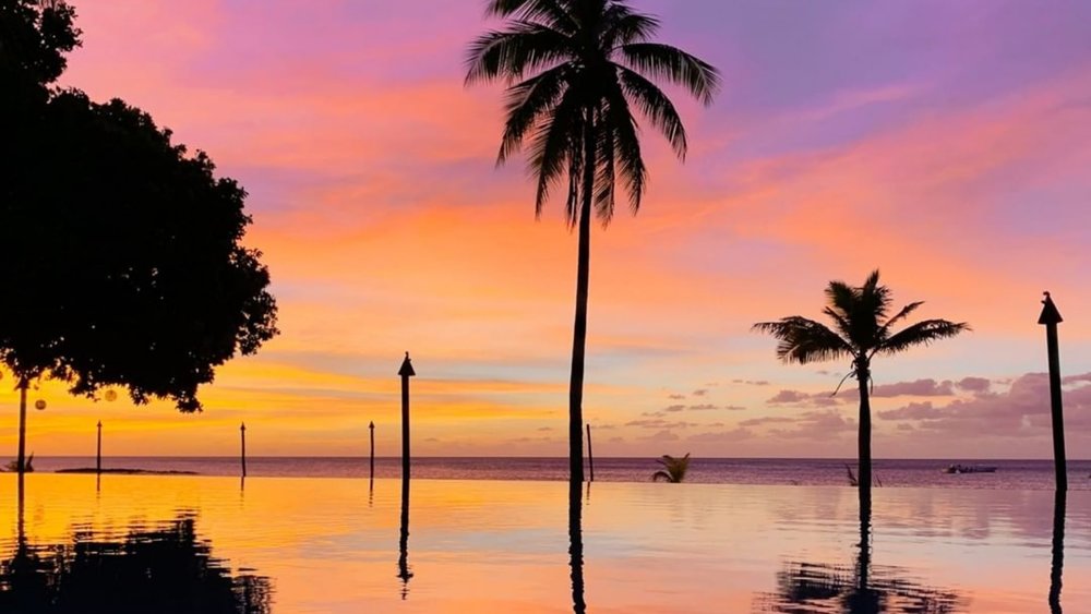 Whisked away into a sunset painting. Image credits - @yasawaislandresort on Instagram