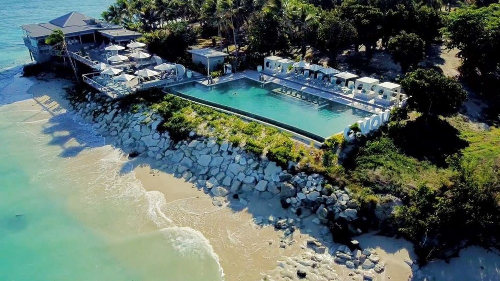 Luxury Pool and Bar at Vomo. Image credits - @vomoislandfiji on Instagram