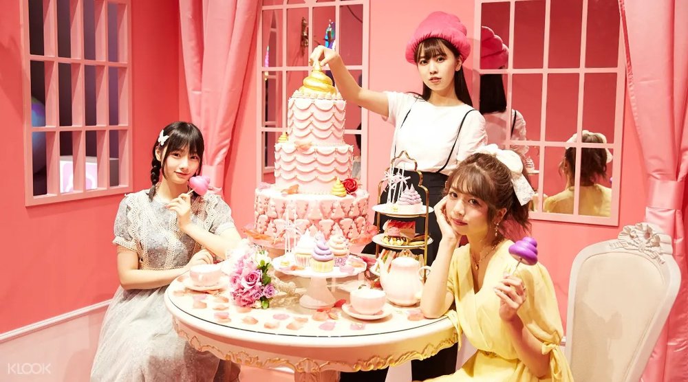 26899 Unko Museum Cake うんこミュージアム ケーキと女性3人