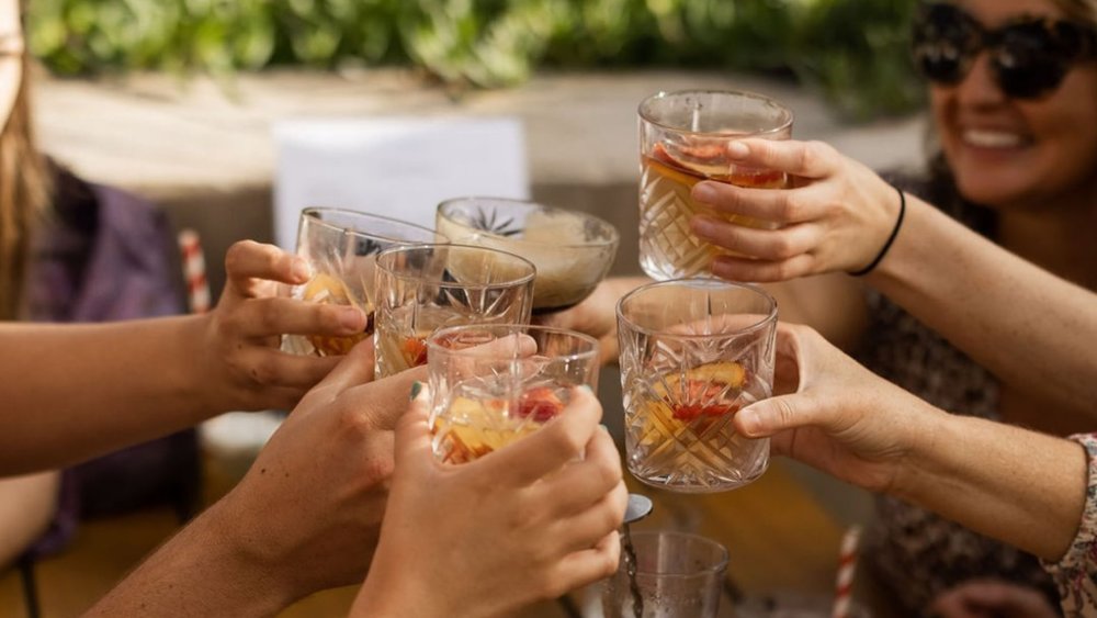 Sip on refreshing sundowners at Husky Pub. Credits: @huskissonhotel on Instagram