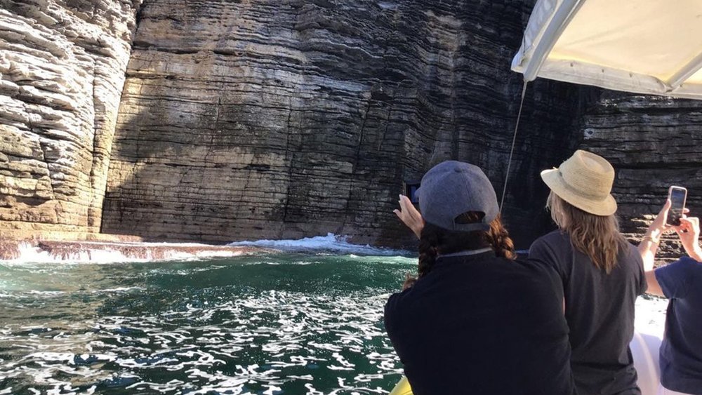 See magnificent rock formations during the cruise. Image credit: @jervisbaywild on Instagram