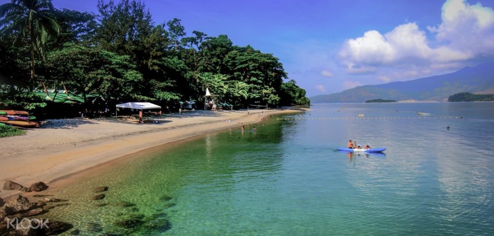 shallow beach with mountain backdrop