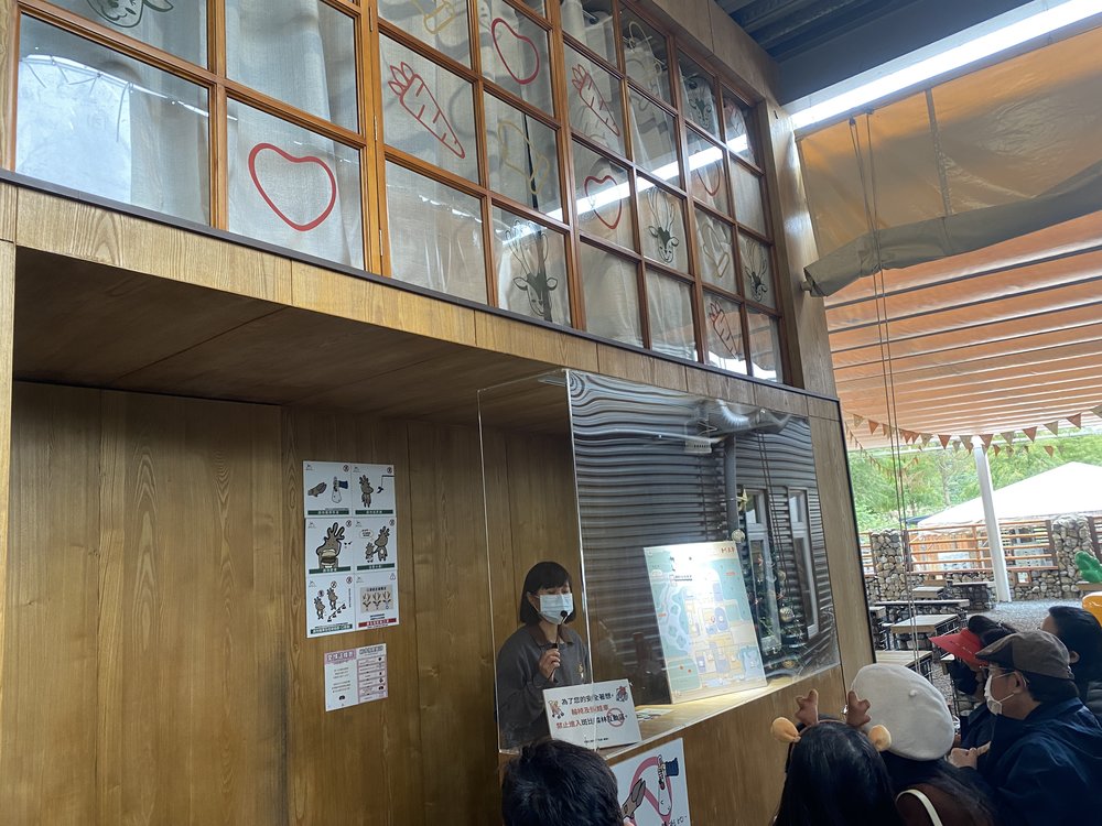 宜蘭班比山丘工作人員細心解說入園注意事項