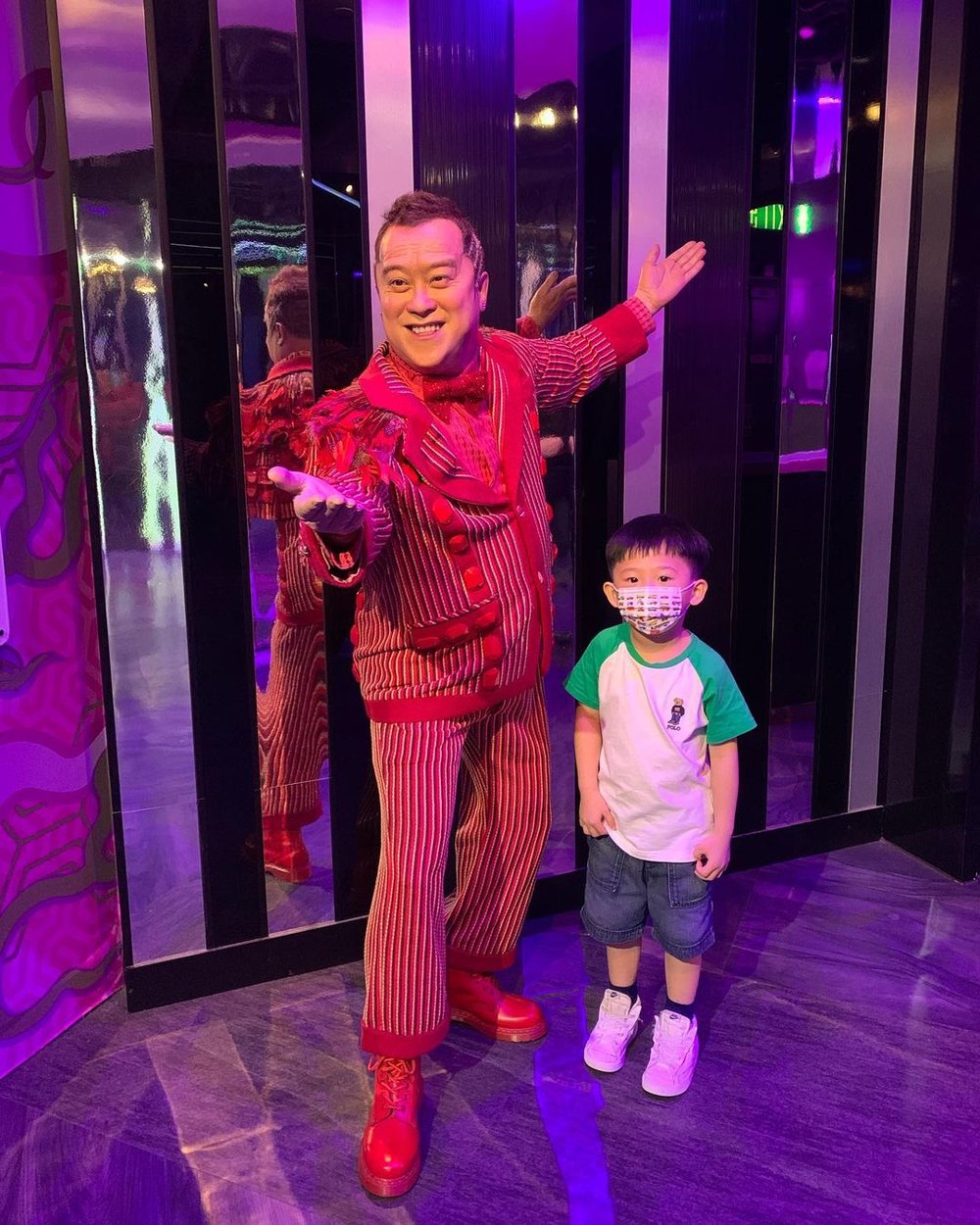 超級無敵掌門人的招牌動作「打和」！(Instagram @ hudsongorrr)