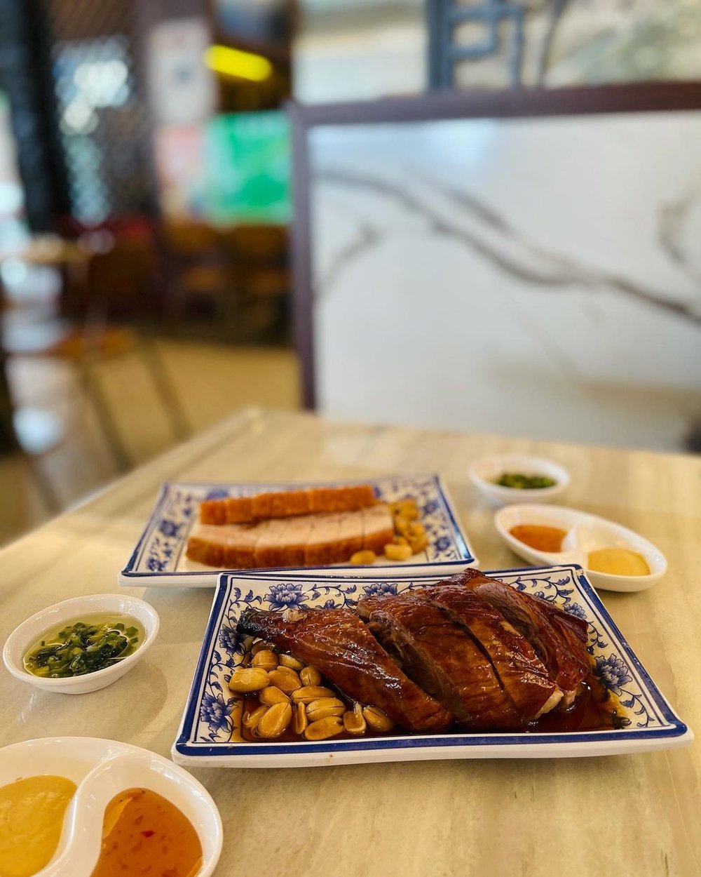 燒鵝以荔枝木燒成，份外香口。(Instagram @jujuprivatekitchen)