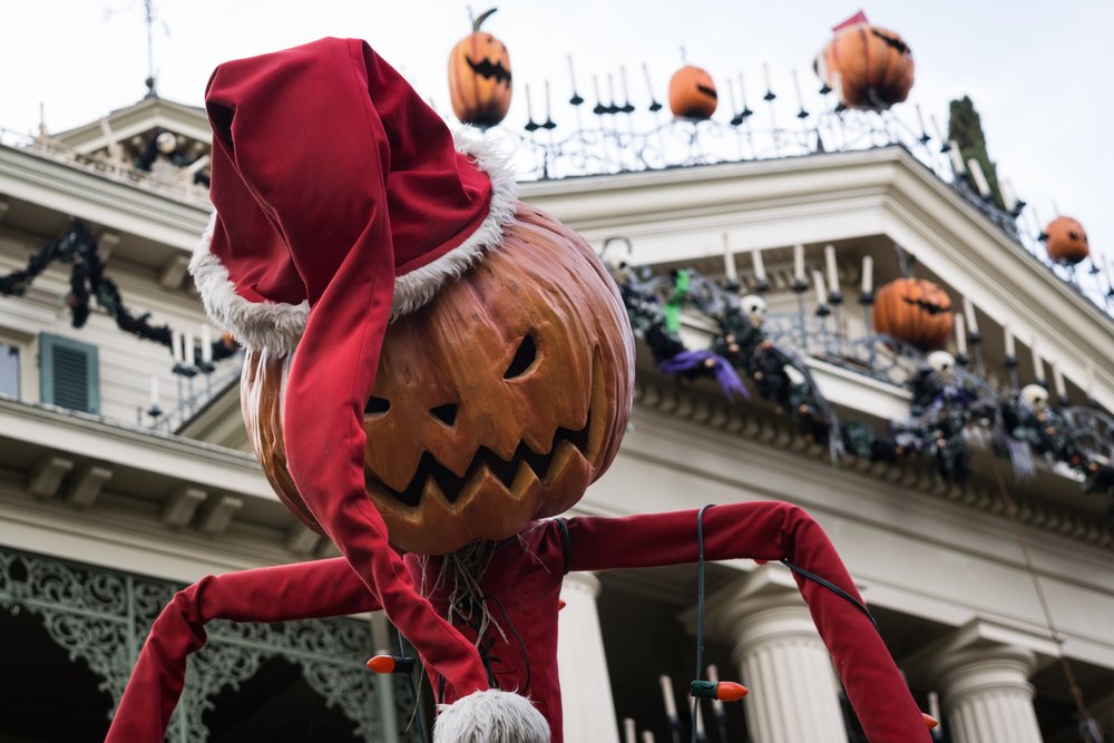 Halloween meets Christmas at the Haunted Mansion. (Credits: Ben Lei on Unsplash)