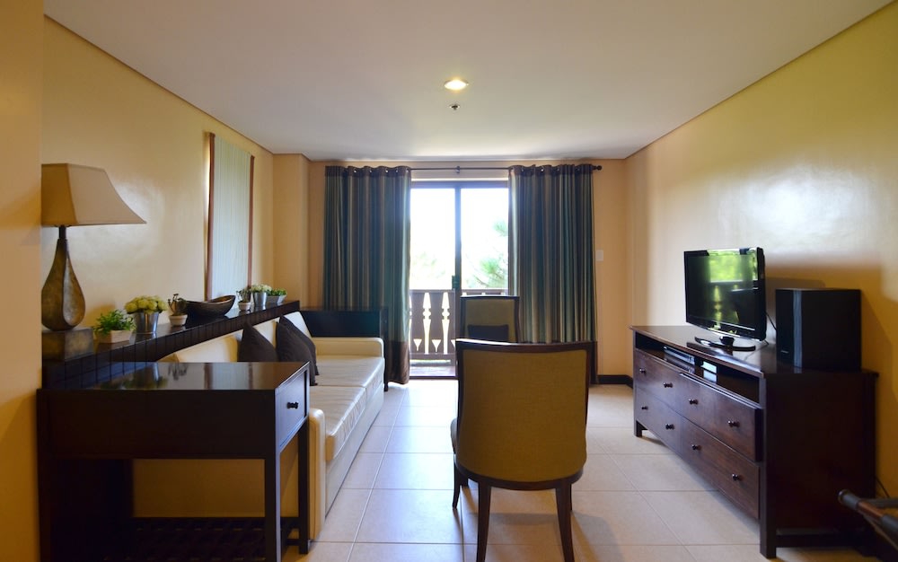 spacious hotel living room