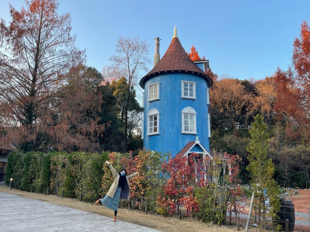 36646 ムーミンバレーパーク　ムーミンハウスと女性 