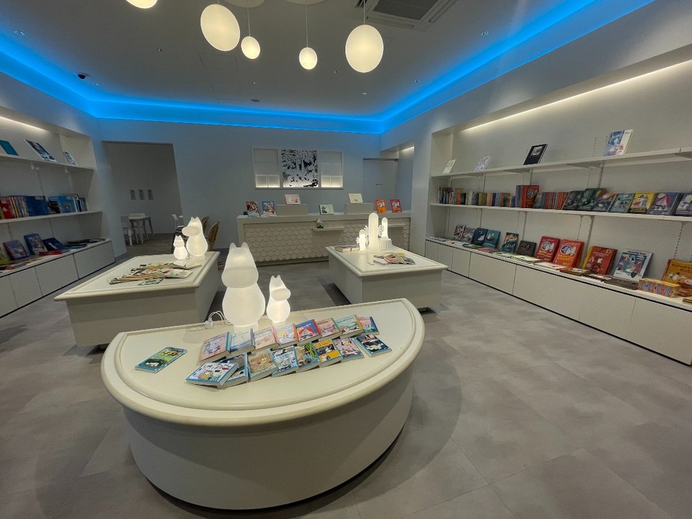 36646 ムーミン　ライブラリーカフェの中