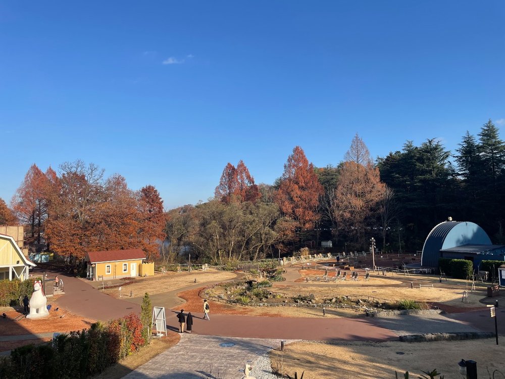 36646 ムーミン　ライブラリーカフェから広場