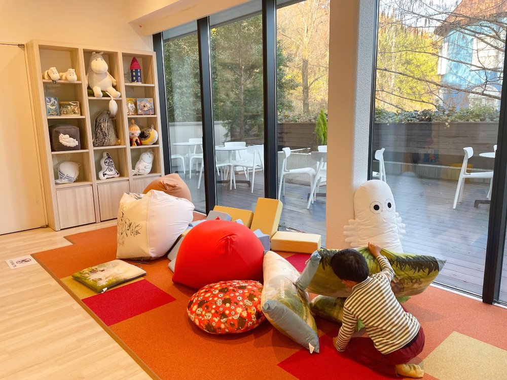 36646 ムーミン　キッズスペース　子供とおもちゃ