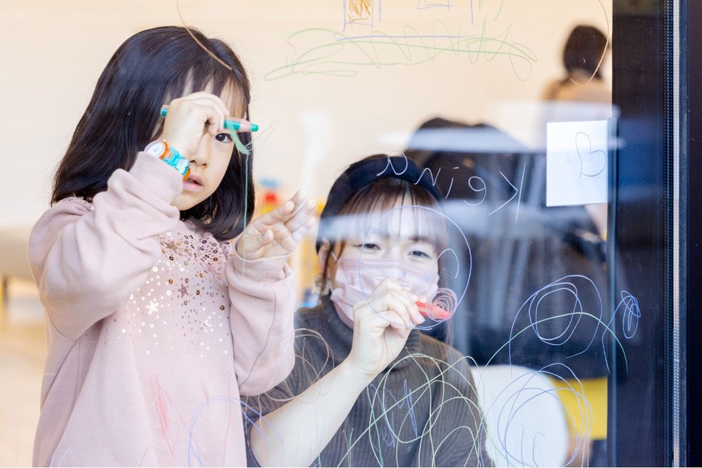 36646 ムーミン　キッズスペース　ガラスに落書き