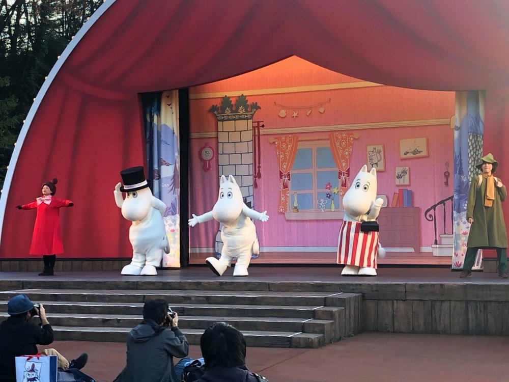 36646 ムーミン　ダンスダンスウィズムーミン　ショー　ムーミンたちポーズ