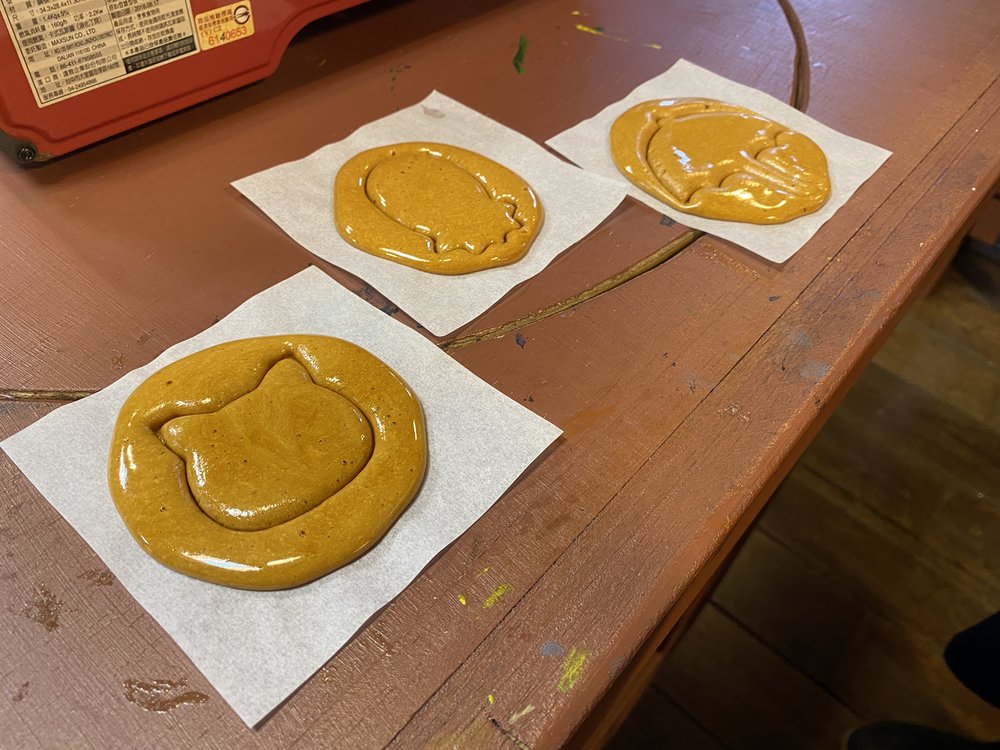 乖乖躺在紙上跟人生一樣軟爛但有圖案輪廓的椪糖漿